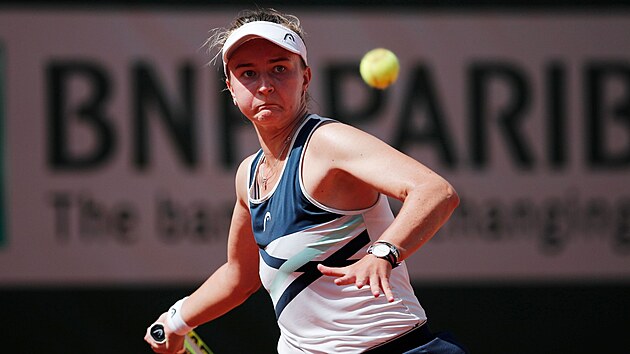 Barbora Krejkov se vyt na forhend ve tvrtfinle Roland Garros.