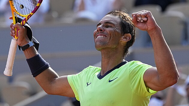 panl Rafael Nadal se raduje z postupu do semifinle Roland Garros.