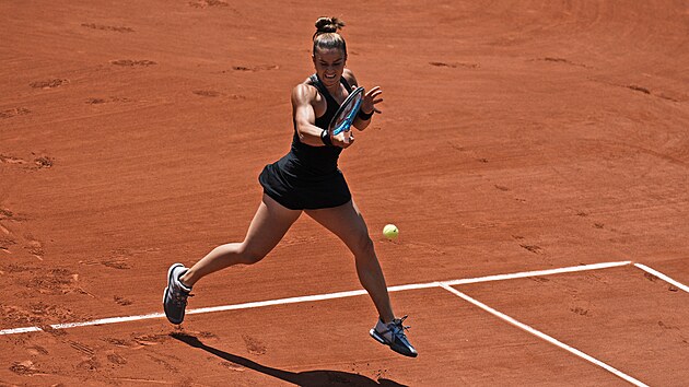 Řekyně Maria Sakkariová se opírá do forhendu ve čtvrtfinále Roland Garros.