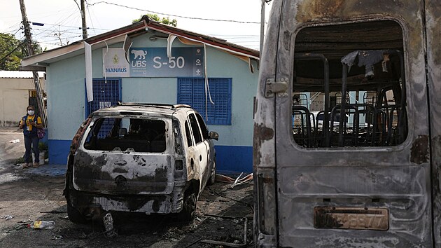 Ponien auta v brazilskm Manausu, kde gangy po smrti drogov bosse rozpoutaly nsilnosti. (7. ervna 2021)