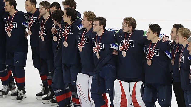 Američané pózují s bronzovými medailemi poté, co v souboji o třetí místo na MS v hokeji 2021 porazili Německo.