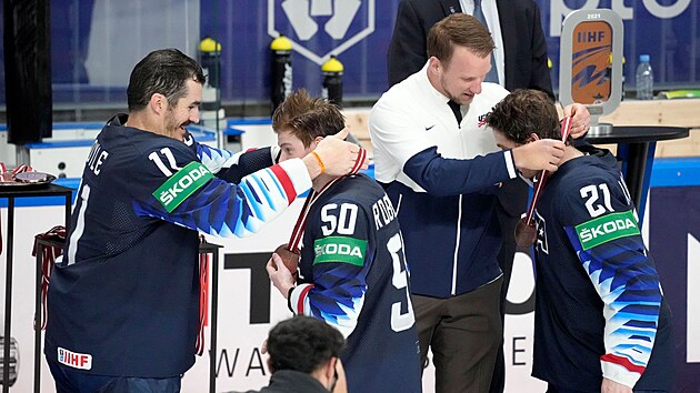 Američané zkouší, jak jim sluší bronzové medaile z MS v hokeji 2021.