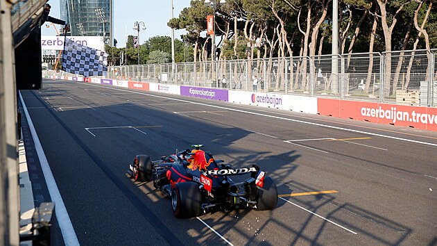 Sergio Perez dojd do cle ve Velk cen zerbjdnu formule 1.