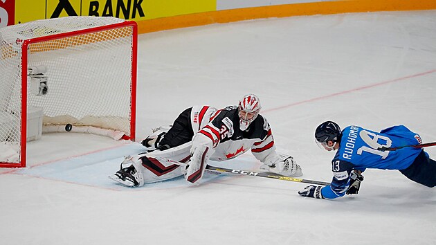 Fin Mikael Ruohomaa střílí z krkolomné pozice první gól v utkání o zlato na MS v hokeji 2021.