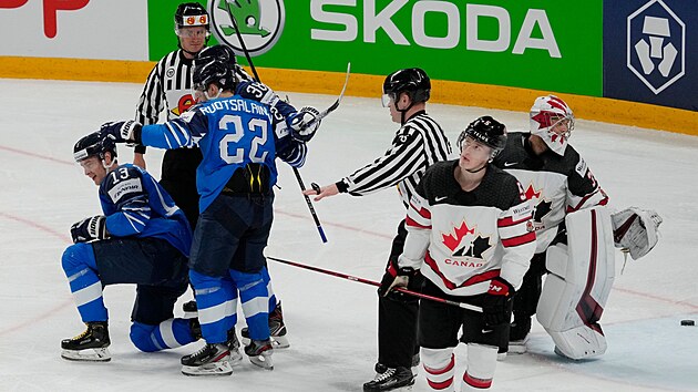 Finové se radují z prvního gólu v zápase o zlato na MS v hokeji 2021.