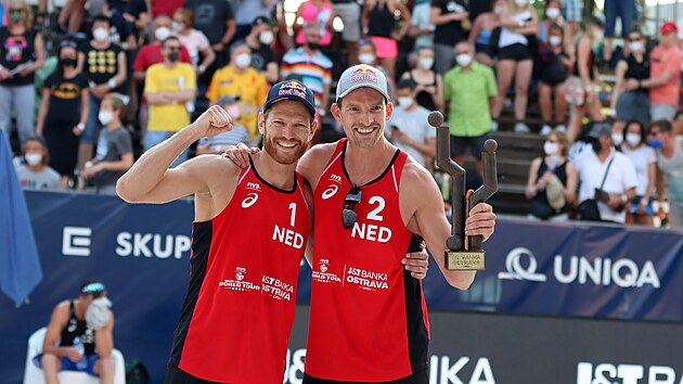 Vítězní Nizozemci Alexander Brouwer a Robert Meeuwsen s trofejí.
