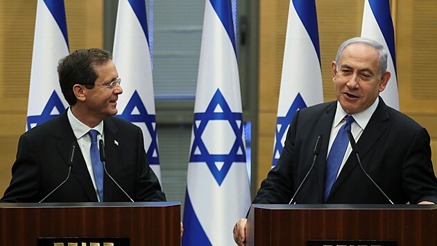 erstv zvolen izraelsk prezident Jicchak Herzog (vlevo) s premirem Benjaminem Netanjahuem (2. ervna 2021)