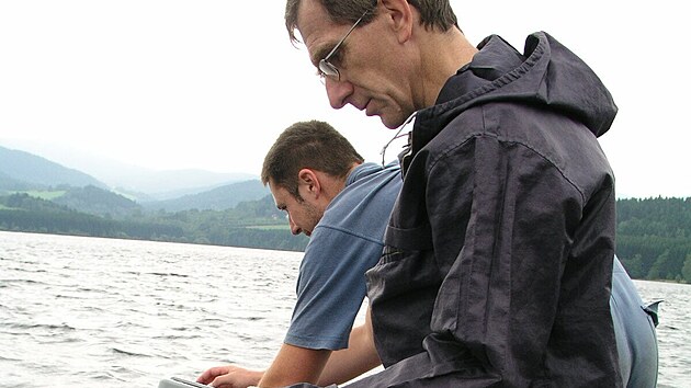 V�dci odeb�raj� vzorky na ��movsk� p�ehrad�.