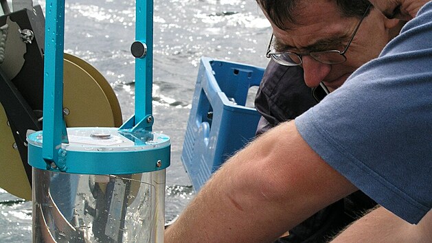 V�dci odeb�raj� vzorky na ��movsk� p�ehrad�.