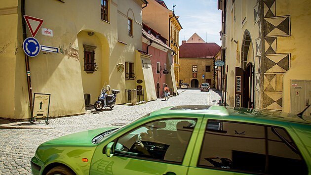 Potovn ulice v centru Prachatic by se mohla stt p znou bez automobilov dopravy.