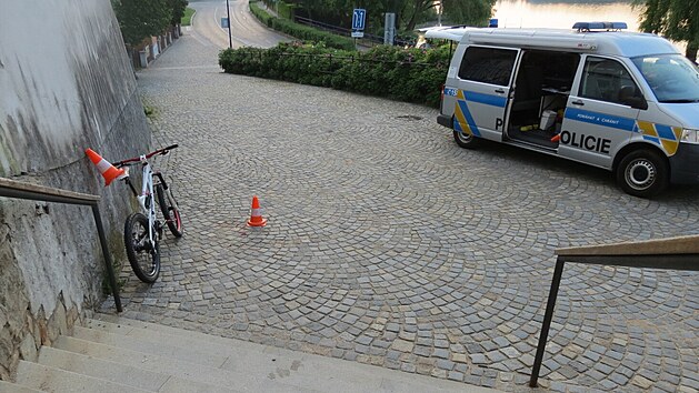 Cyklista spadl z kola pi sjdn schod v centru Jindichova Hradce.