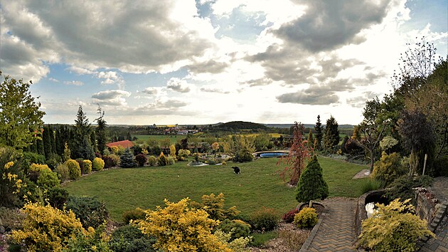 Ze zahrady je nádherný výhled do Českého ráje.