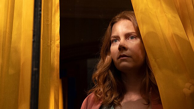 Amy Adams ve filmu Žena v okně (2021)