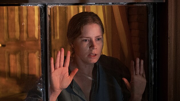 Amy Adams ve filmu Žena v okně (2021)