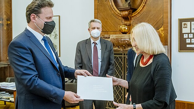 Filmovou dokumentaristku a m�stop�edsedkyni strany LES Olgu Sommerovou p�ijal p�ed t�m, ne� slo�ila poslaneck� slib, p�edseda Sn�movny Radek Vondr��ek.