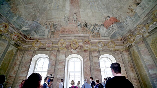 Po téměř dvou letech dokončili restaurátoři obnovu fresky na stropě a stěnách sálu rady na Nové radnici v Brně.