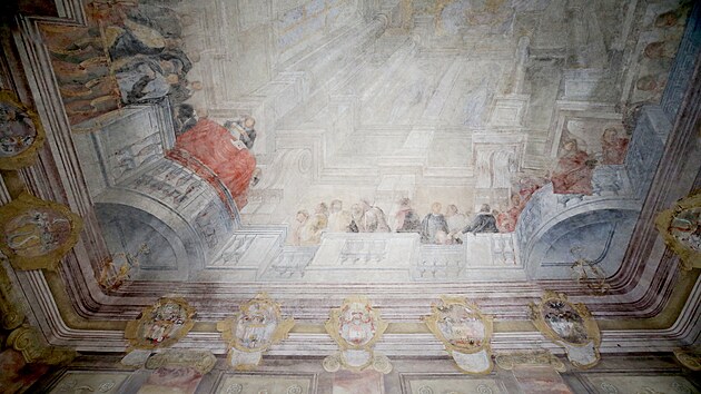 Odkrytá freska v Nové radnici v Brně zobrazuje zasedání zemského soudu a erby jeho členů přibližně v letech 1728 až 1729.