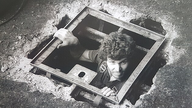 Novodobý průzkum Kovárny začal 23. července 1988. Po otevření betonové ohlubňové desky museli jeskyňáři otvor osadit novým poklopem. Na snímku Radko Tásler.