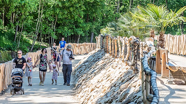 Nová cesta kolem jezera s hrochy v Safari parku Dvůr Králové nahradila starý most. (4. 6. 2021)