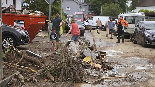 Hasiči v západním Německu byli voláni k tisícům událostí včetně zatopených sklepů a garáží či sesuvů půdy. (5. června 2021)