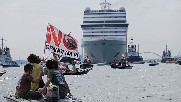 Z italských Benátek po roce vyplula první výletní loď. Doprovázely ji protesty. (5.června 2021)