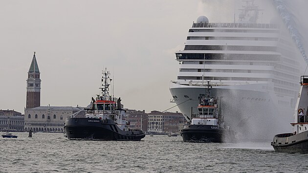 Z italských Benátek po roce vyplula první výletní loď. Doprovázely ji protesty. (5.června 2021)