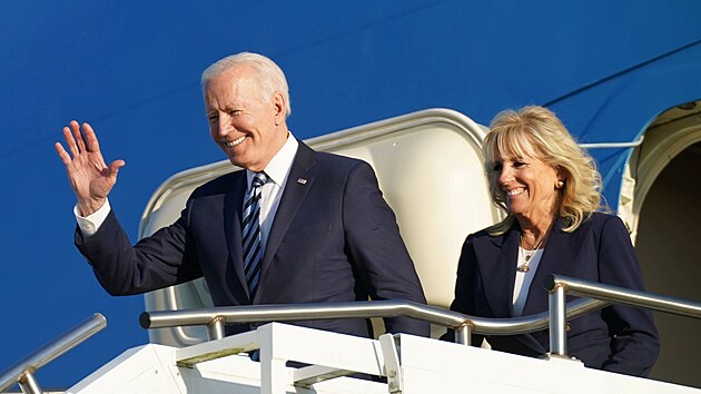 Americk prezident Joe Biden ve stedu zahjil svou prvn zahranin cestu jako f Blho domu. V prezidentskm specilu Air Force One pistl na letiti britskho letectva v Mildenhallu. (9.ervna 2021)