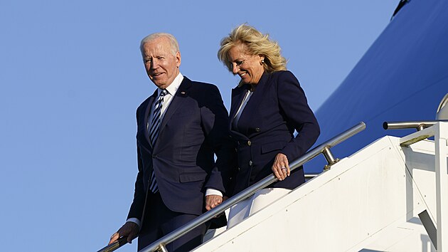 Americk prezident Joe Biden ve stedu zahjil svou prvn zahranin cestu jako f Blho domu. V prezidentskm specilu Air Force One pistl i s manelkou Jill na letiti britskho letectva v Mildenhallu. (9.ervna 2021)