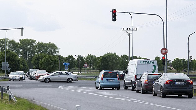 Světelná křižovatka u Dražkovic je dnes nejužším hrdlem na silničním tahu I/37 mezi Chrudimí a Pardubicemi.