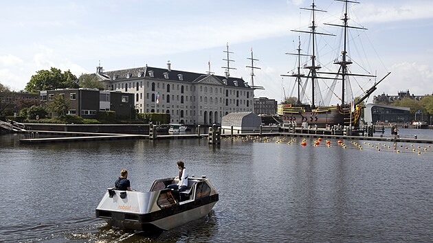 Lo z budoucnosti projd kolem plavidla minulosti v Amsterdamu. (20. kvten 2021)
