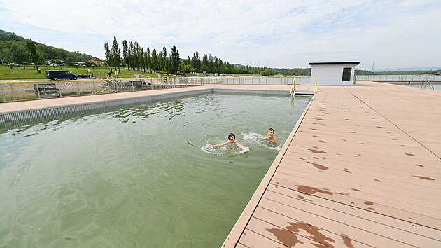 Děti mají k dispozici speciální bazének s vlastním dnem přímo uprostřed mola.