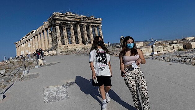 Nová betonová cesta vedoucí na aténskou Akropoli podle kritiků narušila klasickou harmonii místa. Úřady stavbu hájí tím, že chodník zpřístupní památku zapsanou na seznam světového dědictví UNESCO vozíčkářům. (8. června 2021)
