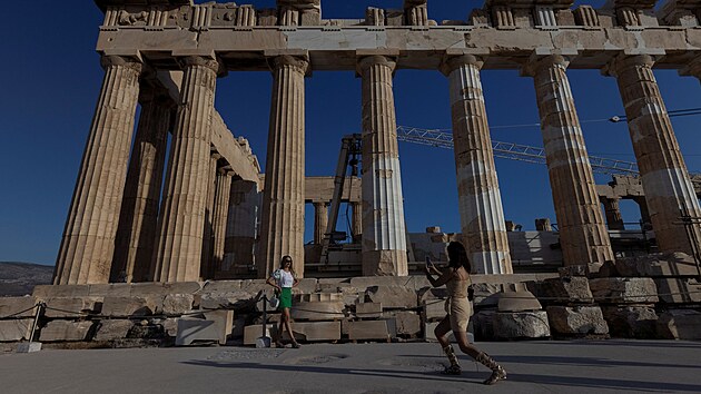 Nov betonov cesta vedouc na atnskou Akropoli podle kritik naruila klasickou harmonii msta. ady stavbu hj tm, e chodnk zpstupn pamtku zapsanou na seznam svtovho ddictv UNESCO vozkm. (8. ervna 2021)