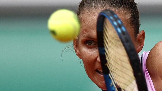 Karolna Plkov bhem druhho kola Roland Garros.