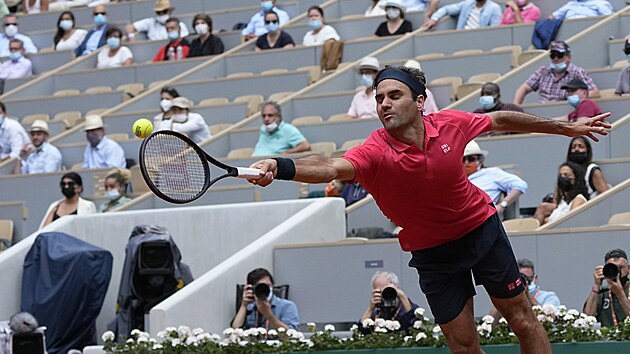 vcar Roger Federer bhem druhho kola Roland Garros.