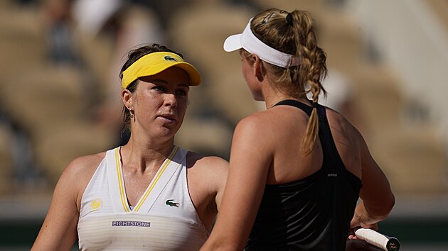 Ruska Anastasija Pavljučenkovová a Elena Rybakinová z Kazachstánu během čtvrtfinále Roland Garros.