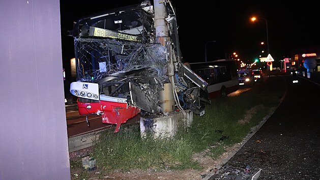 Autobus v noci na 1. června 2021 přejel přes čtyři pruhy do protisměru a naboural do sloupu elektrického vedení. Zranilo se 11 lidí.
