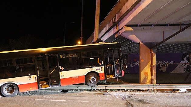 Autobus v noci na 1. června 2021 přejel přes čtyři pruhy do protisměru a naboural do sloupu elektrického vedení. Zranilo se 11 lidí.