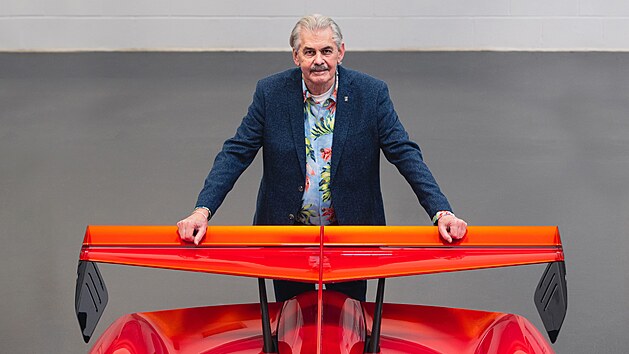 Milovn�k pestrobarevn�ch ko�il a hudby Boba Dylana zkonstruoval b�hem uplynul�ch p�ti desetilet� na �ty�i des�tky aut.