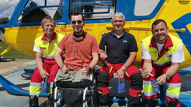Jan s posádkou letecké záchranné služby, která mu před dvěma lety na poli u Brtnice zachránila život.
