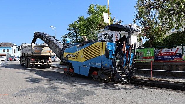 Uzavrkou dleit kiovatky na spodn stran nmst Trk z Lpy zaala posledn kvtnov den ve Svtl nad Szavou rekonstrukce celho prostranstv za 62 milion korun. Msto osobn auta objd uzoukou a klikatou cestou pro p.