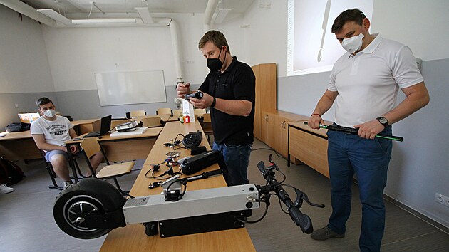 Přídavný pohon sestrojuje šestice studentů, vedou je učitelé Aleš Gregor (v černém tričku), Martin Ťupa (vpravo) a Petr Šuhaj (na snímku chybí). Nechtějí, aby studenti jen kopírovali hotový výrobek.