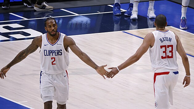 Nicolas Batum a Kawhi Leonard slaví úspěšnou akci Los Angeles Clippers.