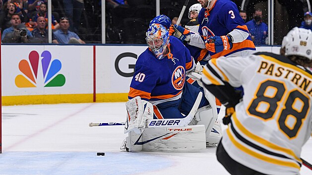 Brank New York Islanders Semjon Varlamov likviduje pokud Davida Pastrka z Bostonu.