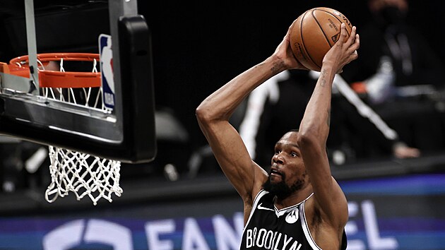 Kevin Durant z Brooklyn Nets zakonuje.