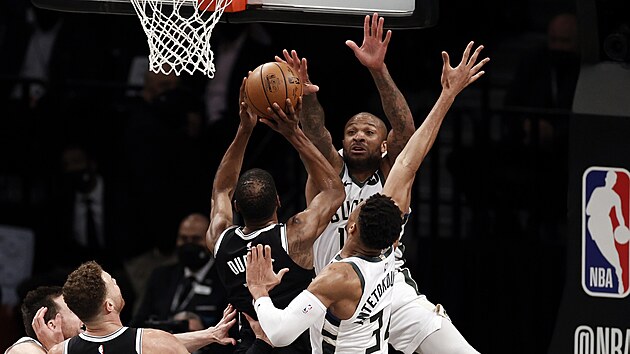 Kevin Durant z Brooklynu se pokou prosadit proti obran Milwaukee.