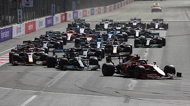 Charles Leclerc, Lewis Hamilton a Max Verstappen po startu ve Velk cen zerbjdnu formule 1.