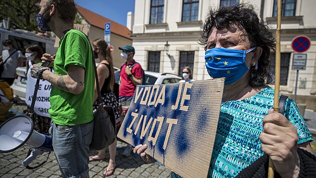 Prahou proel protestn pochod Greenpeace za ukonen tby uhl v polskm dole Turw. (7. ervna 2021)