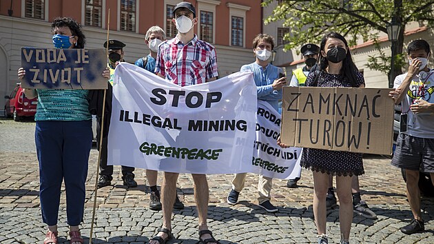 Prahou proel protestn pochod Greenpeace za ukonen tby uhl v polskm dole Turw. (7. ervna 2021)