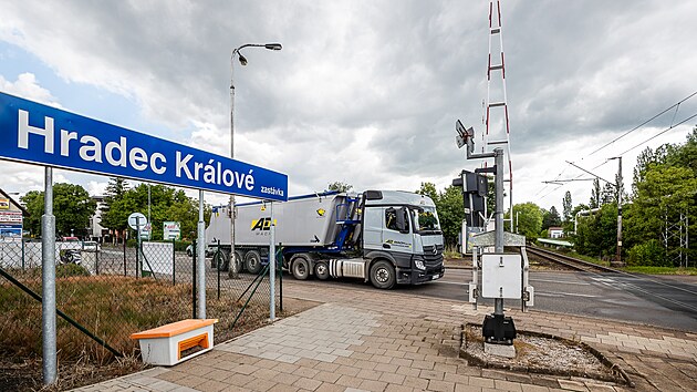 Kamionová doprava do skladištní oblasti komplikuje život lidem z hustě obydleného Pouchova v Hradci Králové (31.5.2021).